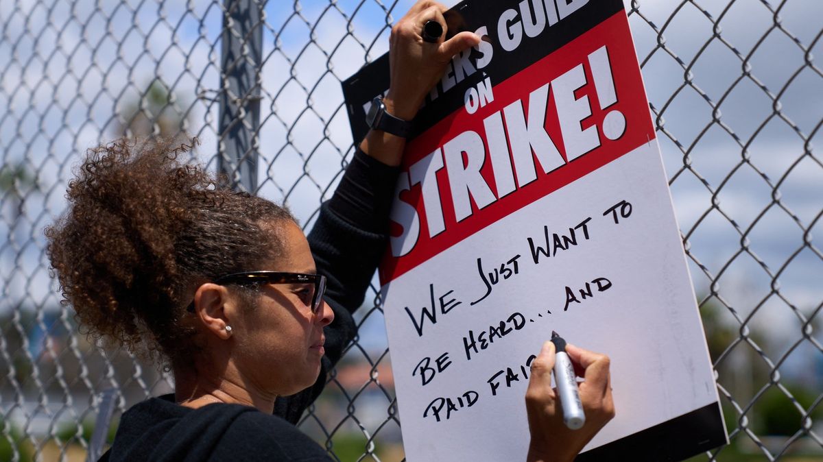 K čemu jsou odbory na světě. Co chtěli a čeho stávkou dosáhli američtí scenáristé?